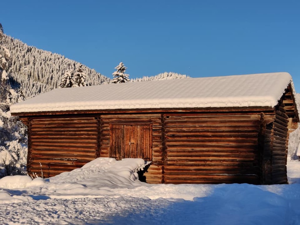Du Numedal du vene, med fagre fjell og fjord! Lite slår solskinnsdager med snødekte åser, knallblå himmel og kram snø som knirker. Gjennom vinteren kan dere bo i den gamle ombygde låven fra 1700-tallet, som er omgjort til to hytter/leiligheter i hhv. 1. og 2. etasje, med hver sin inngang. Det er plass til seks personer i hver etasje.