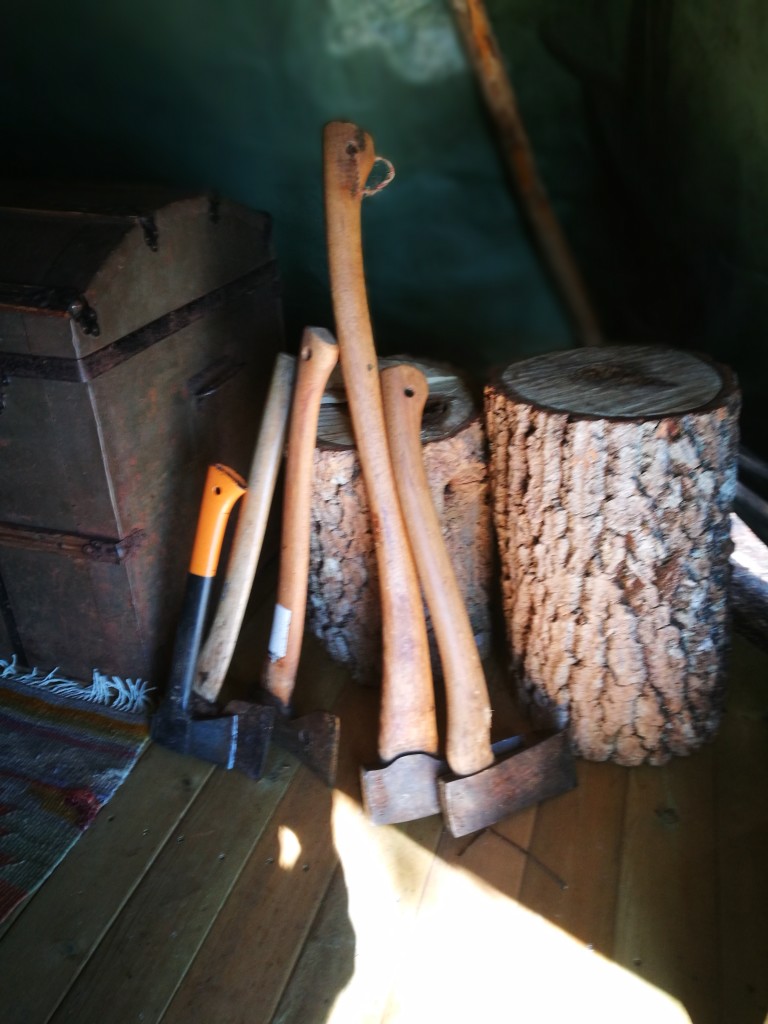 Det er fleire økser, sager, og forskjellig vertøy i lavvoen, slik at det går an å lage ting. I tillegg kan du leige spikkekofferten, der er det spikkekniver, skjeiknivar, slipeutstyr mm.