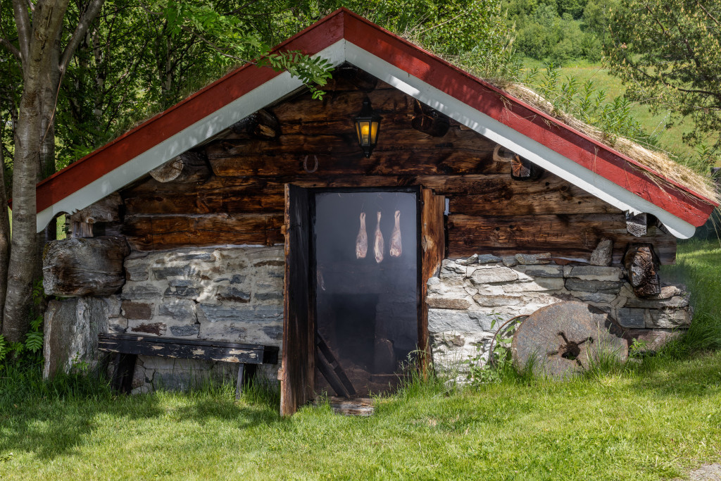 Røyking av lammelår i basstua