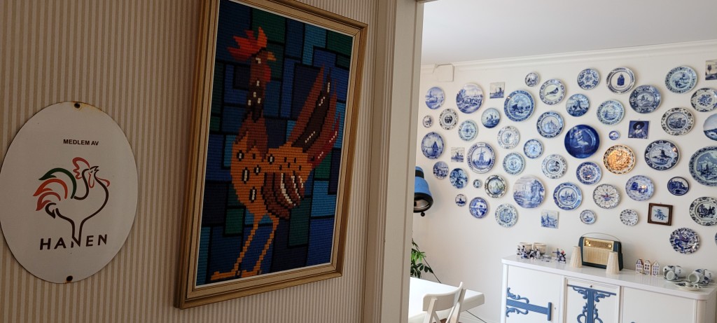 HANEN skilt og HANEN broderi broderlig ved siden av hverandre. Og en titt inn i det Nederlandske rommet.