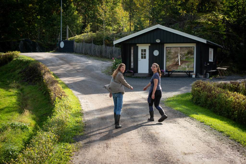 Ann Helen og Ragnhild foran gårdsbutikken.