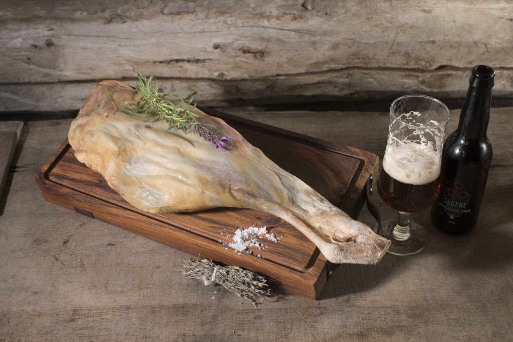 Tørrsaltet fenalår i havsalt, som er speket i ca 6 måneder egner seg godt med en god øl.