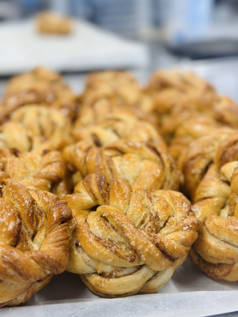 På gårdens kjøkken bakes det hver dag. Vi baker på lokalt mel fra Kvelde Mølle, og dyrker egen hvete. Det bakes søt hvetebakst, eplekaker og focaccia.