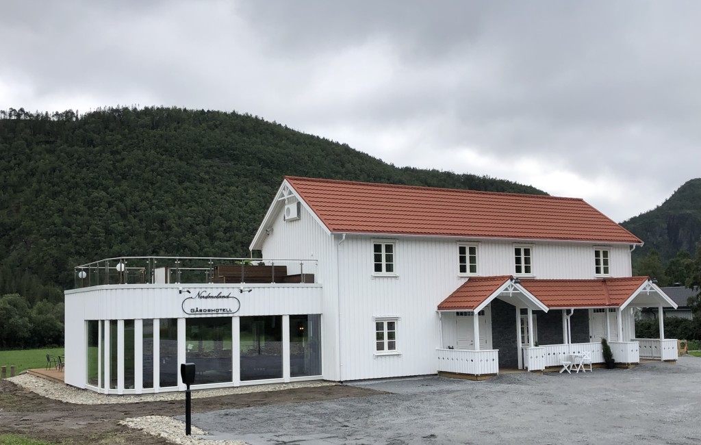 Velkommen til Nordmeland Gårdshotell, der tradisjon møter nåtid, og der du som gjest settes i høysetet.