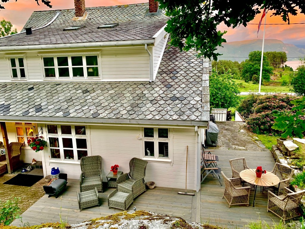 Koselig uteplass ved hovedhuset.