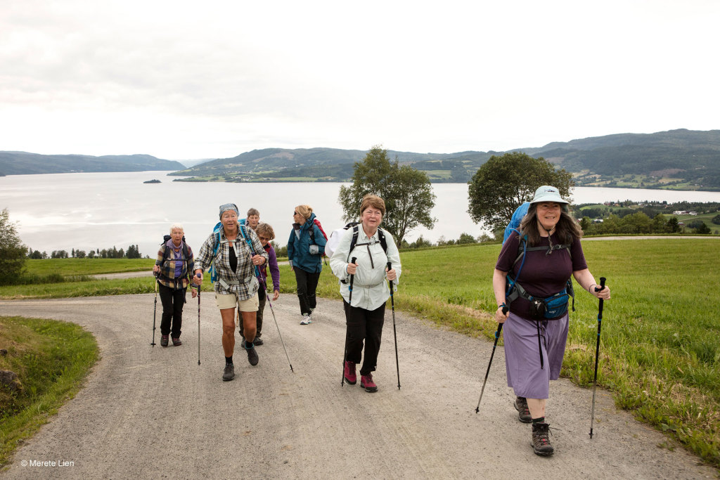 Pilegrimer på vei med Selbusjøen i bakgrunnen