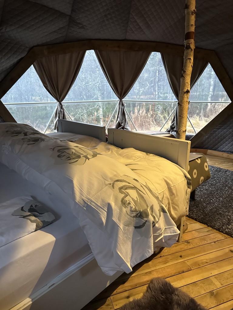 Dette er Arnebergs suiten. Én av de luksuriøse overnattings domene våre. Denne sengen er laget av en av Norges fremste arkitekter, Arnstein Arneberg. Han laget den til seg og sin kone på 1920 -tallet. Hans barnebarn donerte denne til oss, da vi reddet villaen han hadde tegnet på Dvergsøya i Kristiansand fra forfall. Den har selvsagt blitt med oss videre og den fascinerende historien kan gjester høre mer om her hos oss.