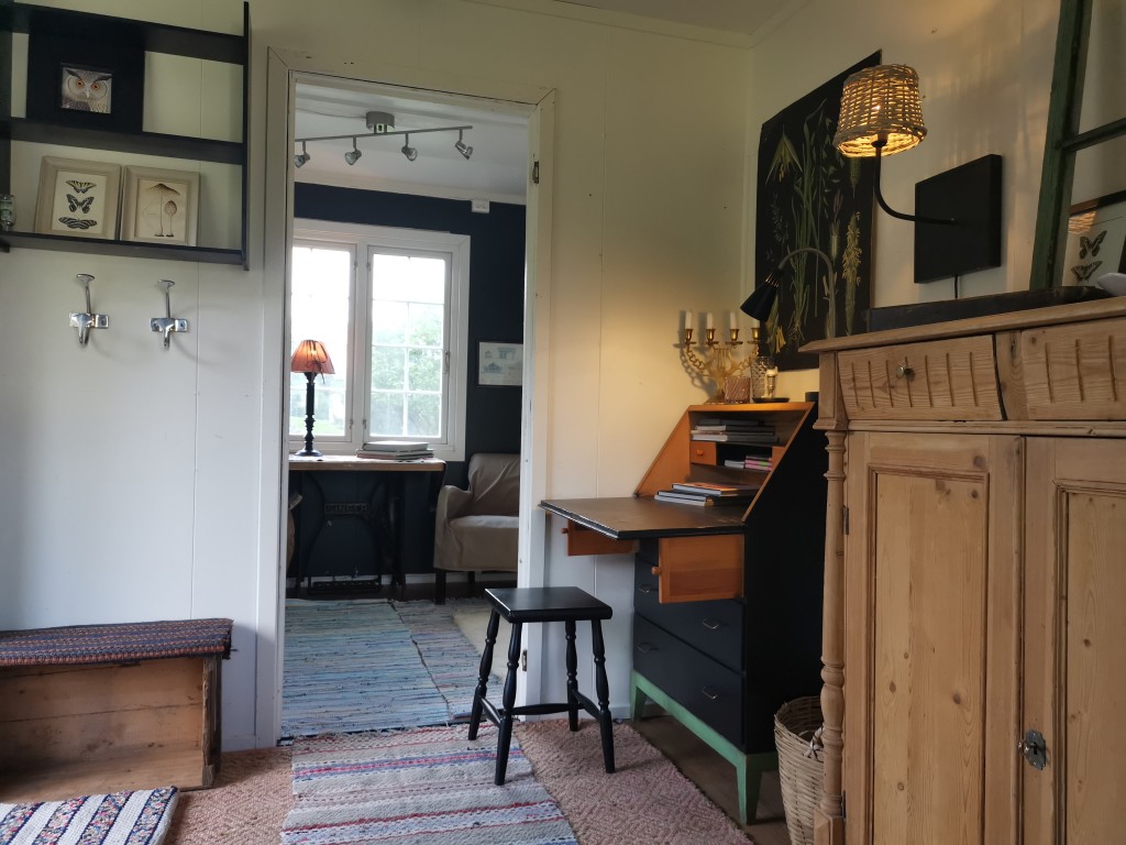 Writers nest eller Skrivestova. Det starta med ei forfattarvenninne som hadde lyst å vere og skrive ein roleg og vakker stad, og så vart Skrivestova til. Det vesle huset er fylt med bøker av mange slag.  Ein kan gå tørrskodd til kompostoalett rett utanføre hytta. Liten terasse med bålfat og kveldsol.