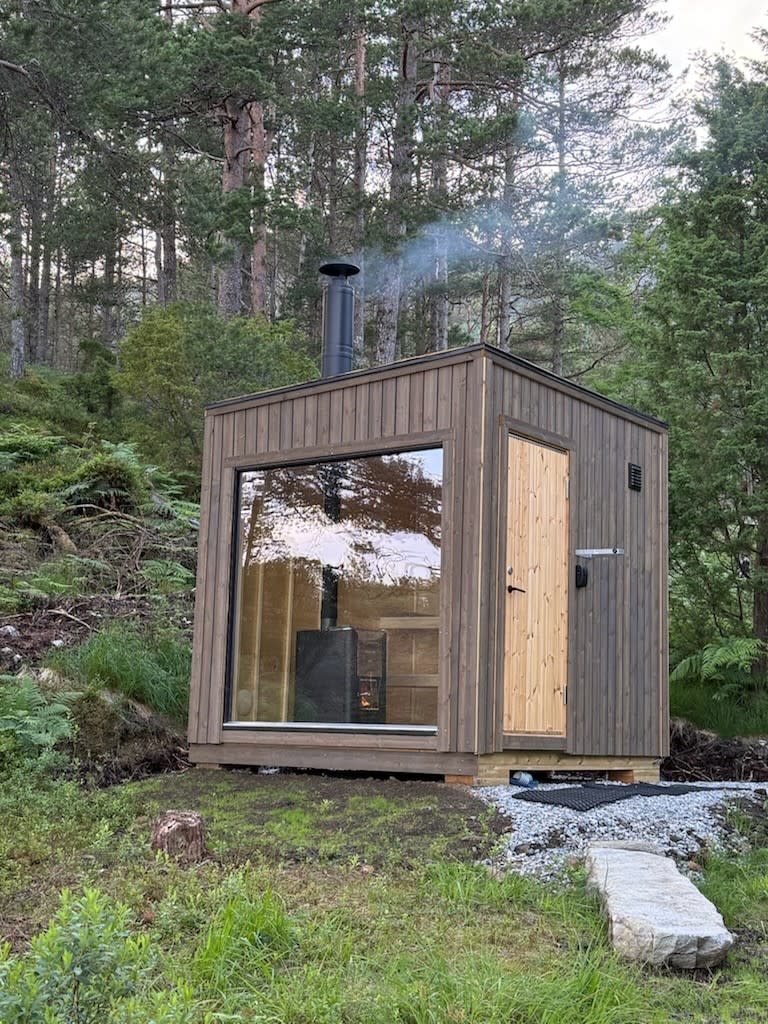 Nybygd vedfyrt sauna få meter fra fjorden