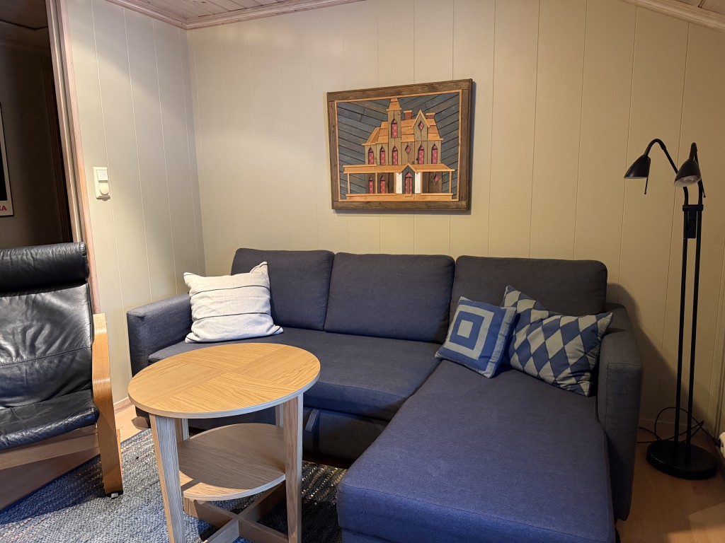 Im 2. Stock befinden sich ein gemütliches Fernsehzimmer sowie 4 Schlafzimmer und 1 Badezimmer.
