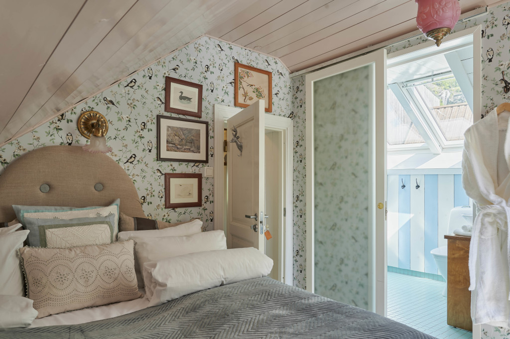 Buxton-familien fra England har inspirert vårt Buxton-rom i det historiske Fiskerhuset. Fugleentusiasten hedres på veggene. Eng: Our Buxton-room in our historic Fishermans cabin, inspired by the bird enthusiast Lord Buxton