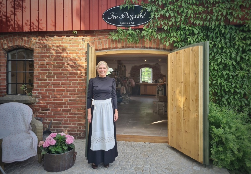 Fruen på Østgaard er klar for å servere dere i Fru Østgaard