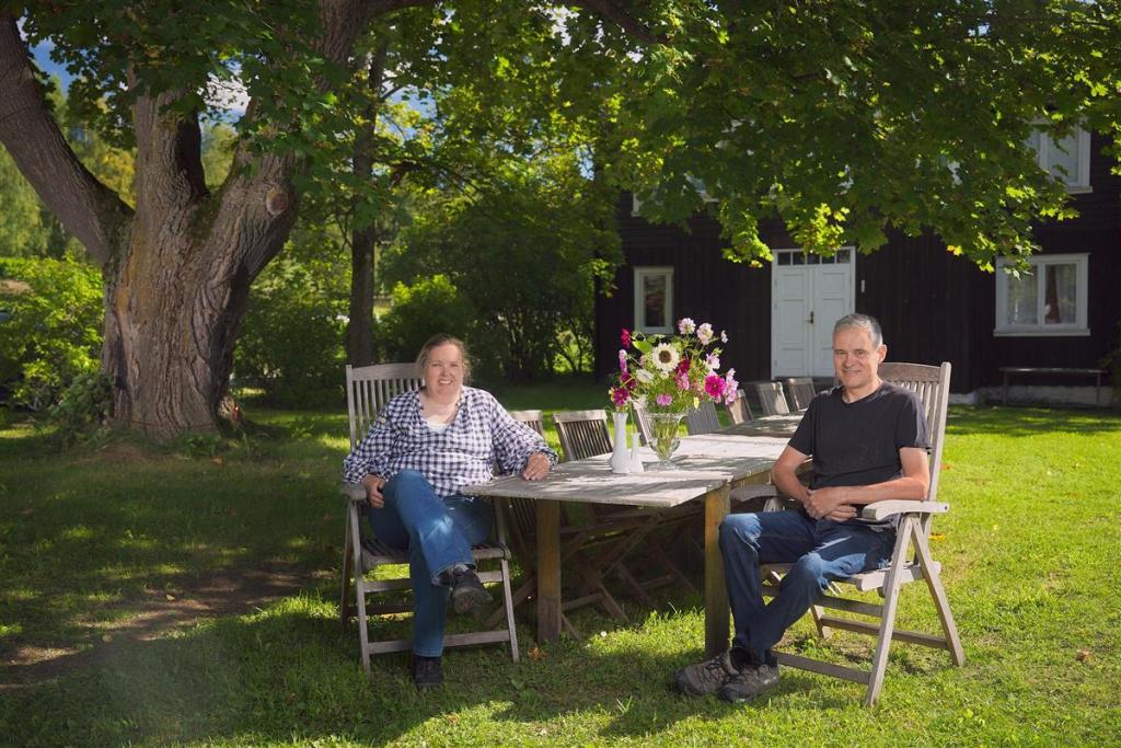 Ragnhild Wadahl & Johan L. Nielsen på tunet
kårbolig i bakgrunnen til utleie høst,vinter og vår