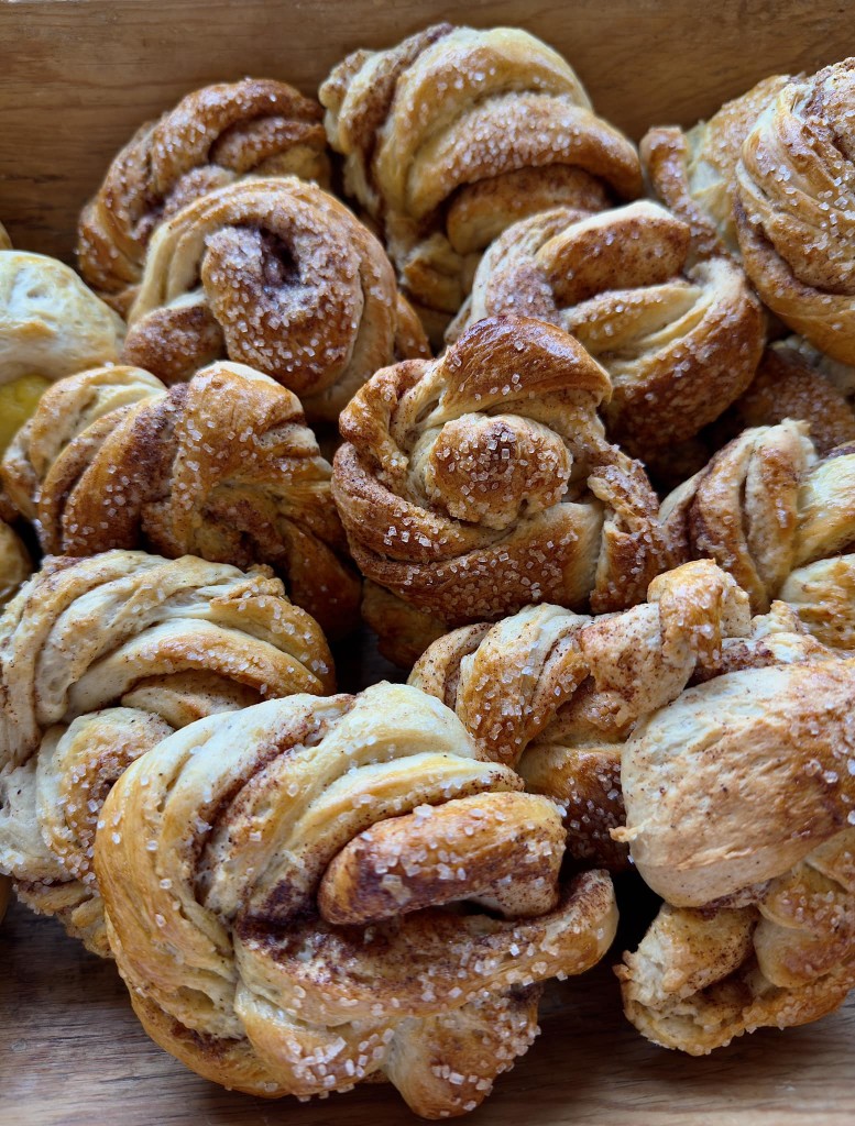 Hjemmebakte ferske kanelknuter som kan fås kjøpt i gårdsbutikken!