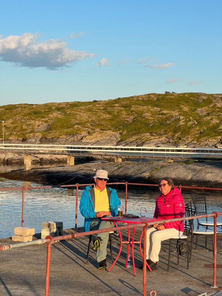 Nyt et måltid i vår restaurant. Vi har også servering ute hvis været tillater det, slik at du kan nyte den friske luften og den vakre utsikten mens du spiser. Våre kokker tilbereder deilige retter med lokale råvarer, og vi har et bredt utvalg av drikkevarer som passer perfekt til måltidet ditt. Velkommen til en uforglemmelig matopplevelse hos oss!