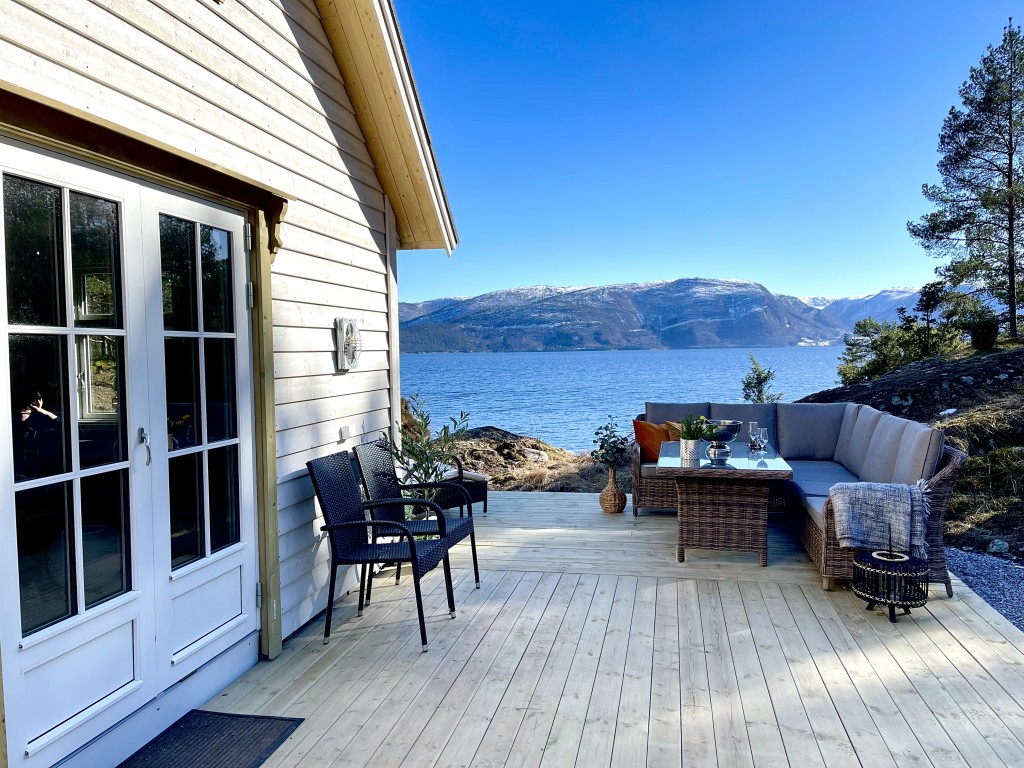 Hytta på Holmen ligger flott til nede ved fjorden. Hytta har stor terrasse og totalt 8 sengeplasser.