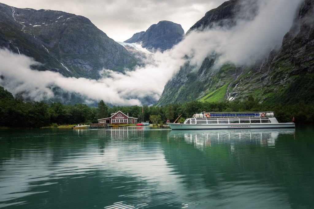 Trolsk stemning på Kjenndalstova med MS Kjenndal til kai.