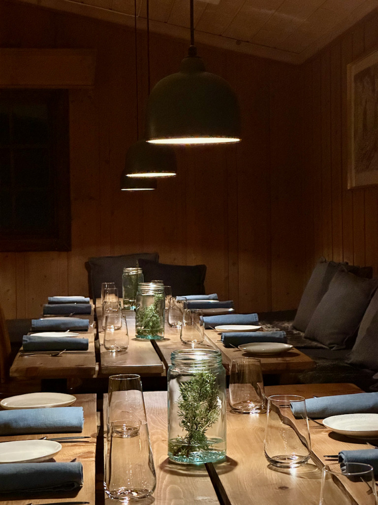 Interiøret i restauranten har vi laget selv, eller fått hjelp til å skaffe fra vår gode nabo Siloen Gårdsbutikk i Seljord. Bordene er laget av trær fra egen skog på fjellet, som vi selv har felt, saget til plank og høvlet til bord.