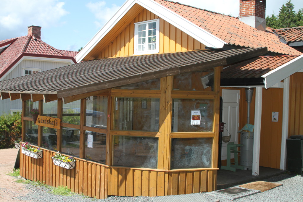Inngangen til gårdskaféen