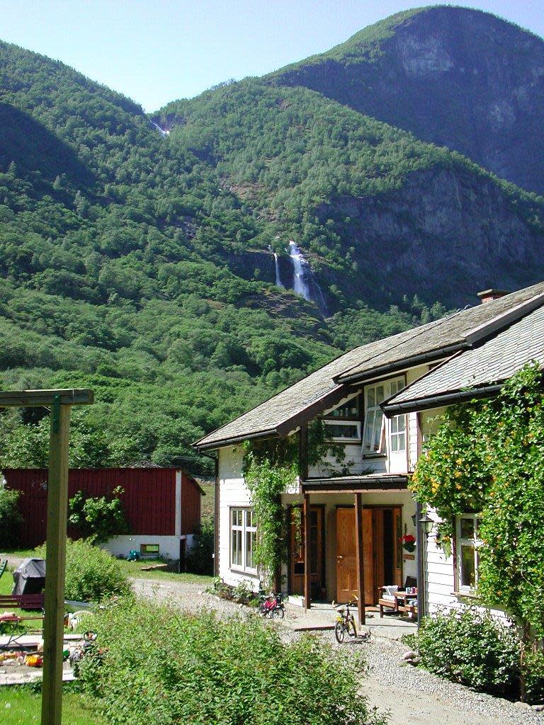 Her er tunet vårt, Berkkefossen i bakgrunnen