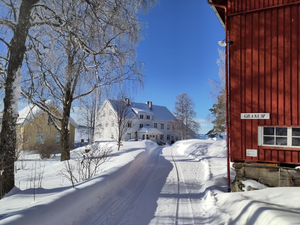 Det er like fint både sommer og vinter her på Granum og vi har ofte mye snø.