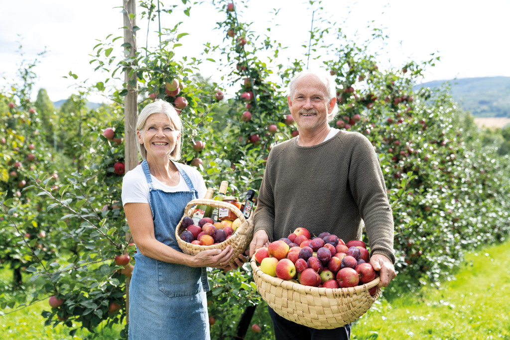 Kari og Halvor med epler og plommer fra Nyhuus