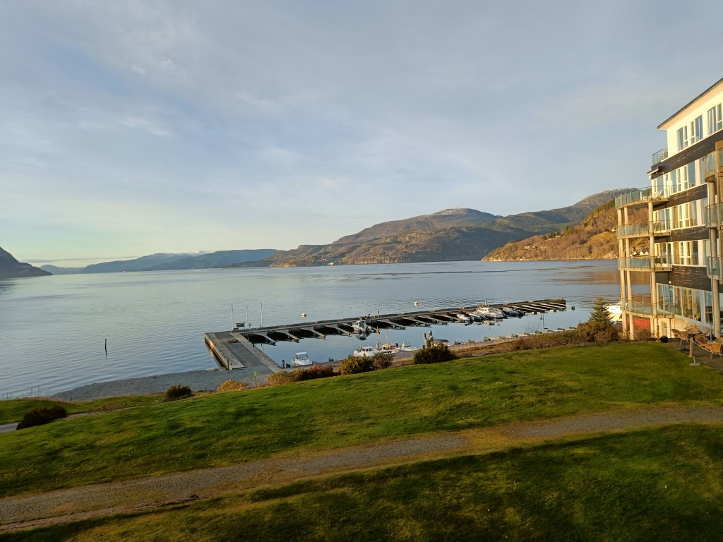 Om du overnatter i en våre appartements eller hotellrom så kan du nyte denne her utsikten. Appartement inneholder egen / privat balkong i tillegg. Hjertelig velkommen!