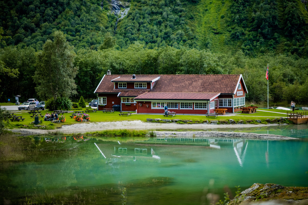 Kjenndalstova omgitt av ro, stillhet og storslått natur.