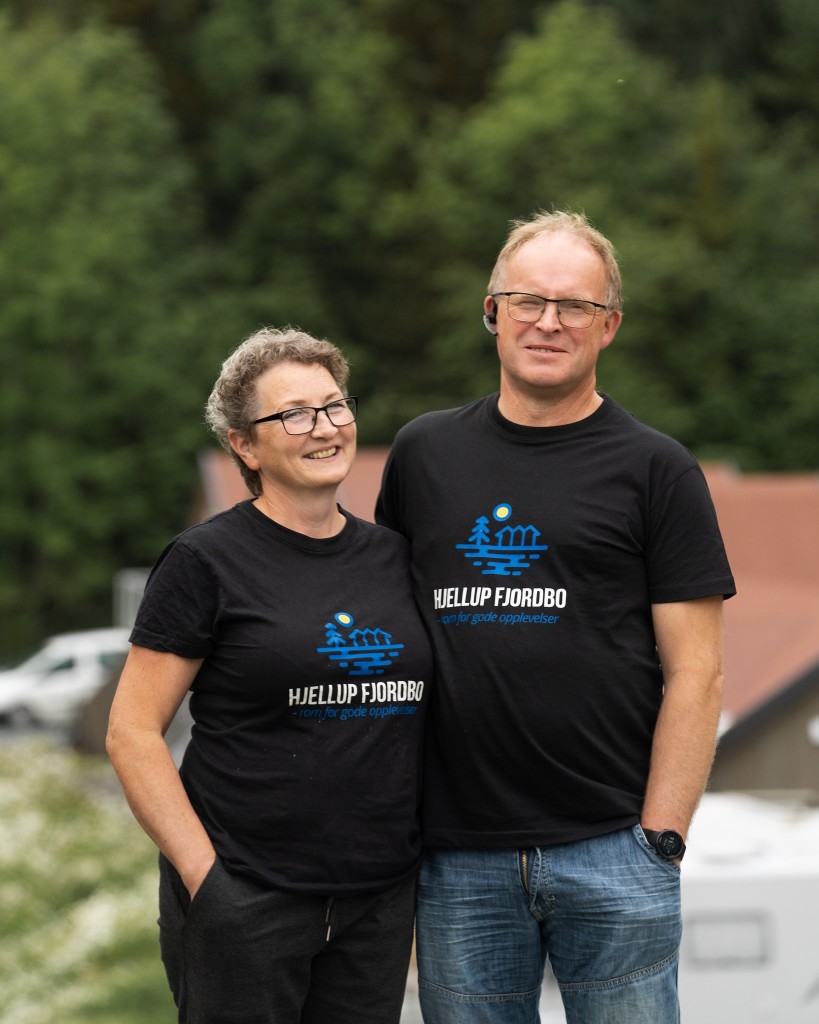Marit og Ola driver både gården Hjellup og Hjellup Fjordbo.