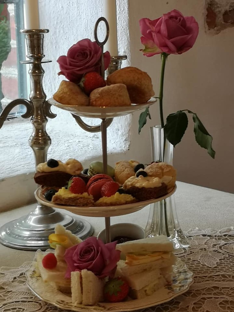 Bestill Afternoon tea hos Fru Østgaard og få nydelige hjemmelagde go-saker.