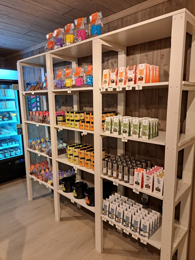 Vi har en innholdsrik gårdsbutikk med honning og sjokolade fra egen produksjon, samt spennende varer fra mange andre produsenter.