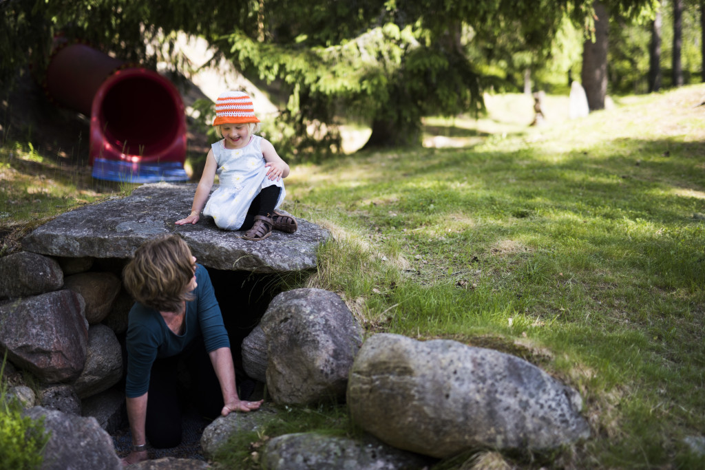 An der Rezeption der Hillestad Galleri (ca. 1 km von den Ferienhäusern entfernt) finden Sie einen einzigartigen Spielplatz mit unterirdischen Gängen, Spielturm, Seilbahn, Schaukel, Sandkasten, Rutschen und Hindernisparcours.