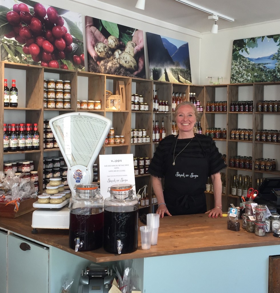 Smak av Sogn Landhandel er i ein bygning frå 1849 og det var landhandel i fyrste etasje frå 1864 til 1964. Landhandelen har derfor ein gammal kjøpmanndisk og store vindauge. Landhandelen ligg midt i hjerta av kulturmiljøet gamle Lærdalsøyri med sine 170 verna trebygningar.