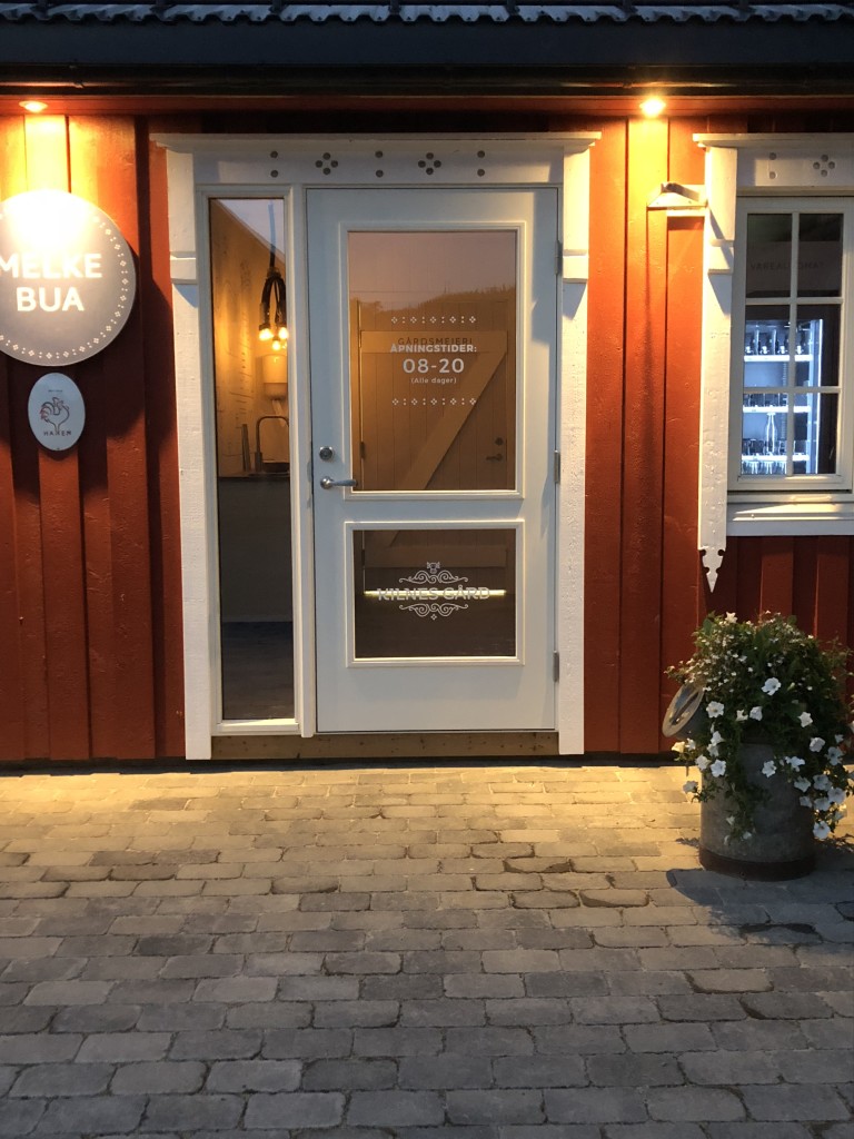 Melkebua er åpent hverdag fra 08.00-20.00.