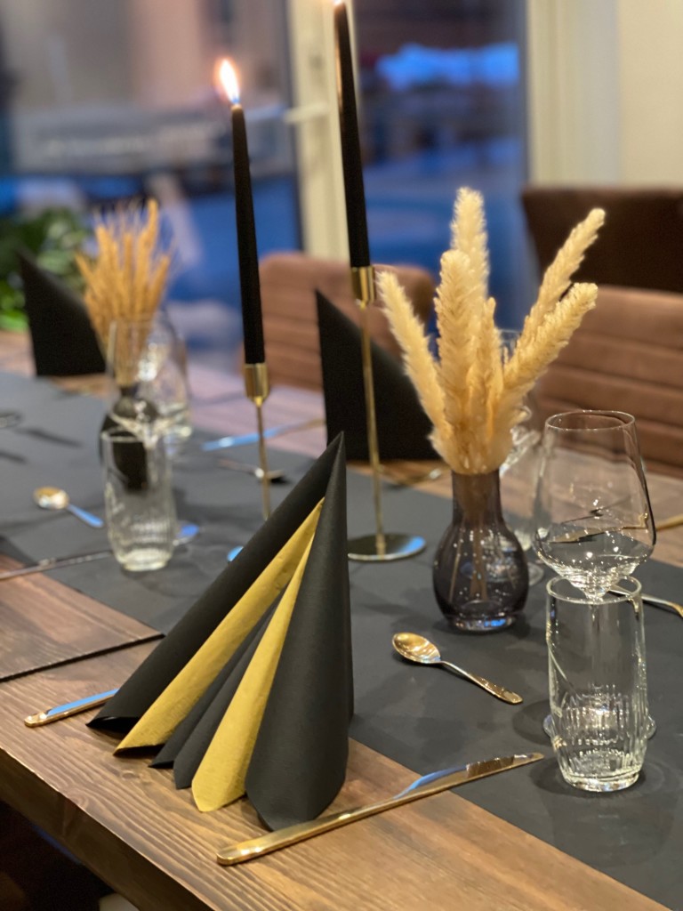 Skal du ha selskap og ønsker å sette din egen stil på selskapet, spør oss gjerne, så gjør vi så godt vi kan for å lage selskapet etter dine ønsker.