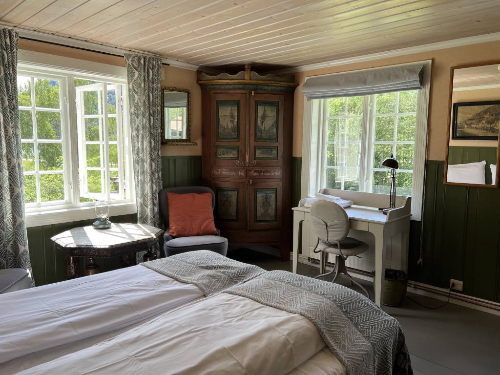 "Postkontoret" - et av dobbeltrommene i hovedhuset fra 1850. Dette rommet har også et rom vegg-i-vegg, med en dør i mellom, som gir plass til en gruppe eller familie på fire. Disse to rommene deler et romslig bad. Alle andre rom på gården har eget tilhørende bad. I dette rommet var det tidligere postsentral som ble drevet av vår bestemor/oldemor.