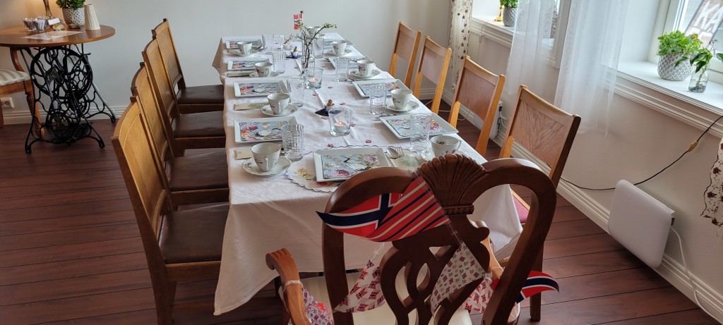 Vi pynter bord til bursdagsbarnet