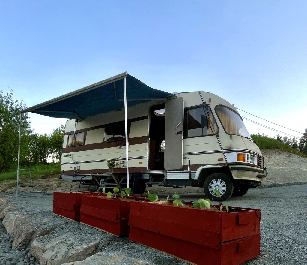 Vi tilbyr overnatting i retro-camperen, med tilgang til do/dusj, wifi og servering.