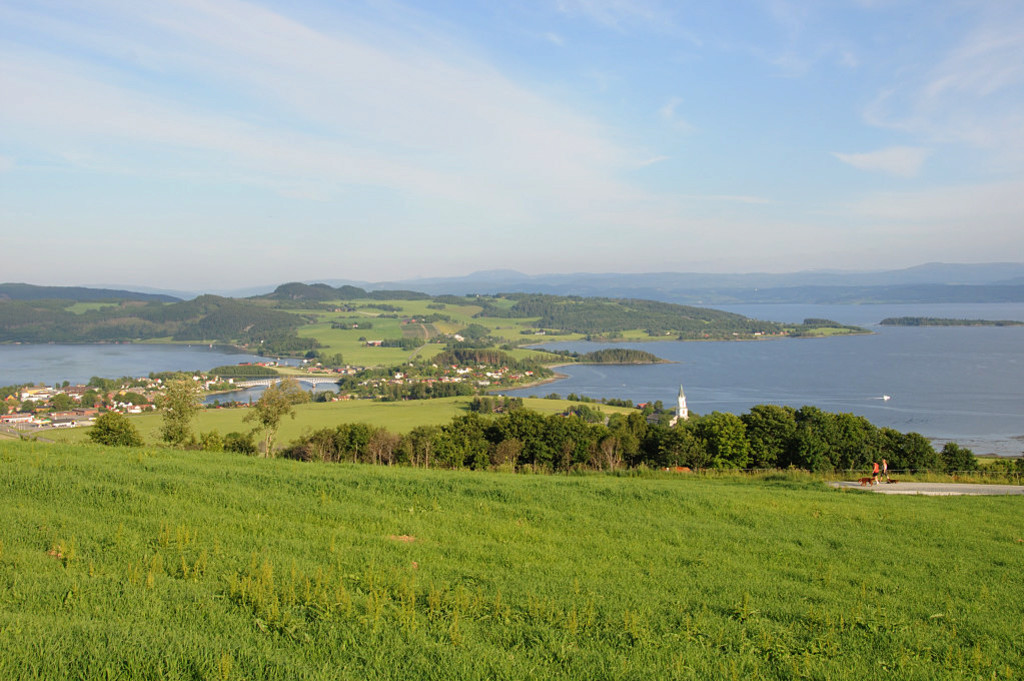 Sommer på Inderøy. Utsikt fra Husfrua Gårdshotell.