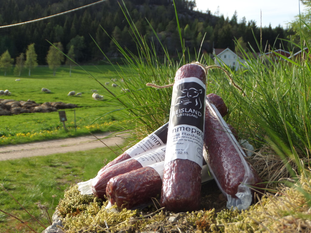 Lammepølse fra gårdens dyr.