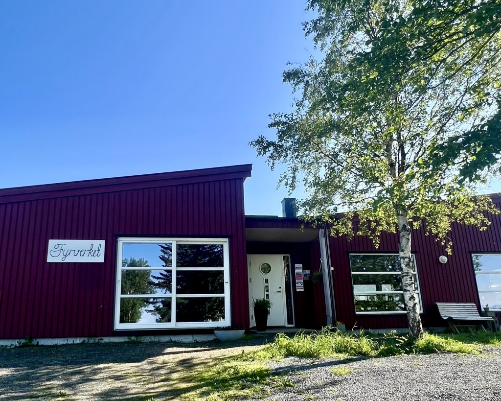 Tranøy Fyr og vår søsterbedrift, Fyrverket, tilbyr unike muligheter for private arrangementer som bryllup, jubileer, og andre spesielle anledninger. Kun 2 kilometer fra hverandre, ligger disse perlene i naturskjønne Tranøy og gir en spektakulær ramme for dine mest minneverdige øyeblikk.