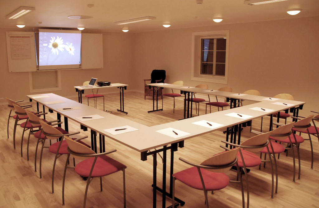 Konferansesal med kapasitet opp til 70 personer i kinooppsett, 40 personer i skoleoppsett og 20 i hestesko. Trådløst nett og alt av AV-utstyr.