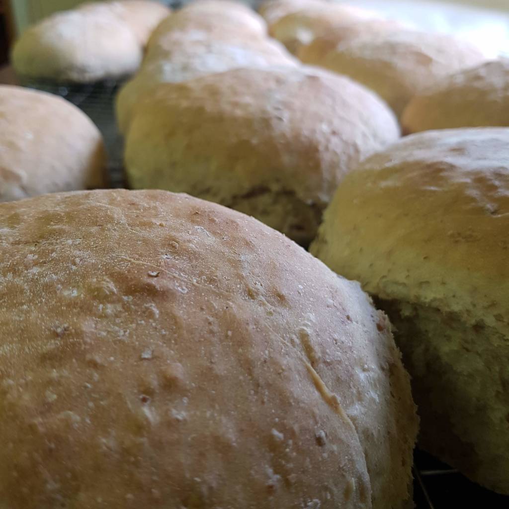 Bondebrød for salg i i gardsutsalget ved Heddan Gjestegard