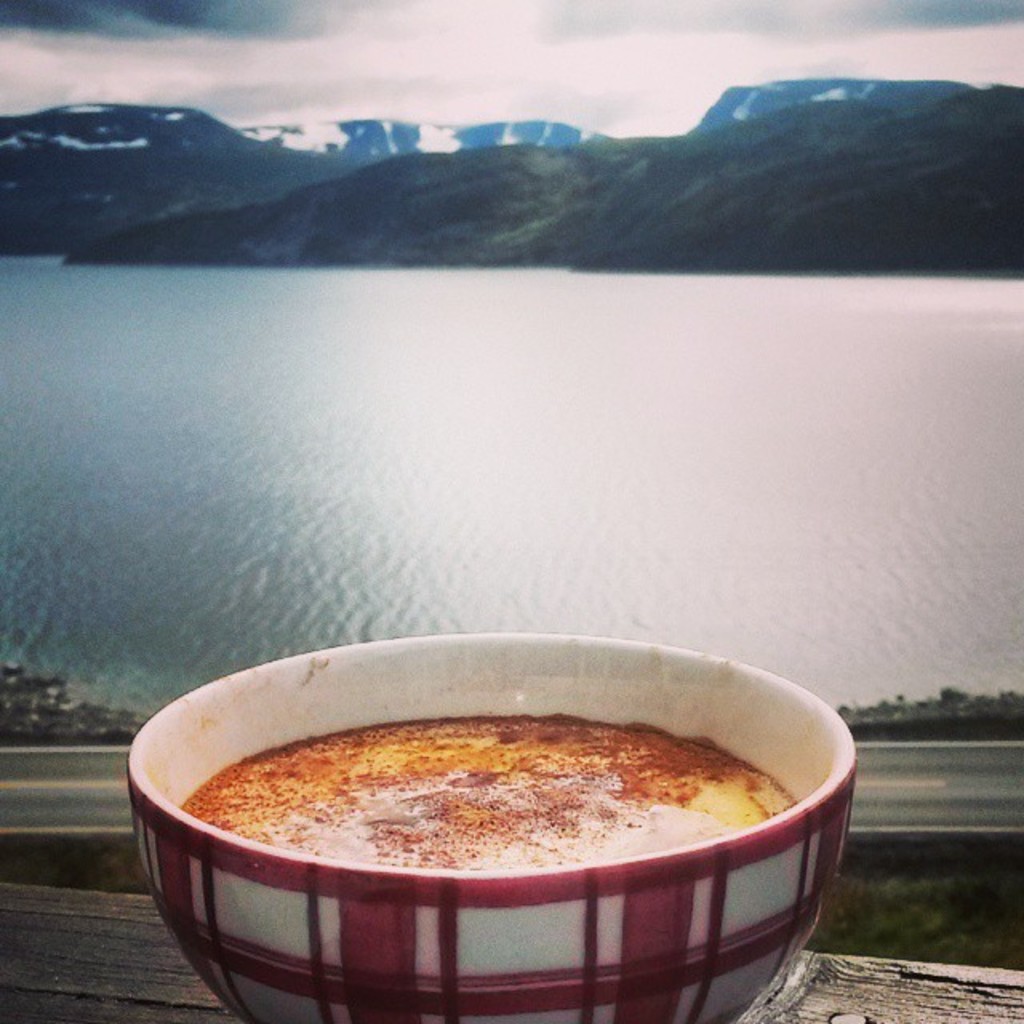 Mange reiser langt for å få rømmegrøt med spekemat i vakker natur!
