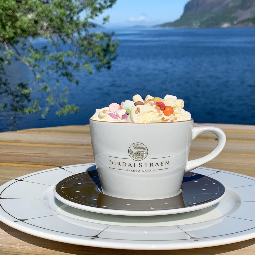 Nyt en kopp med vår populære kakao i nydelige omgivelser.
