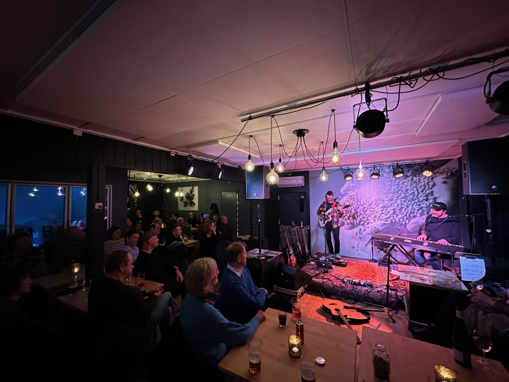 Vinje Bryggeri og konsertscene. (Biletet er frå konsert med Thom Hell)