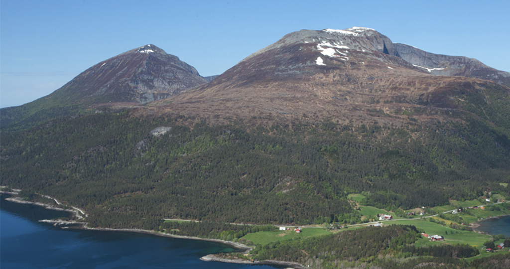 Tustna Ladestasjon ved foten av Tustnafjella Skarven 896 moh og Jørgenvågsalen 857 moh.
