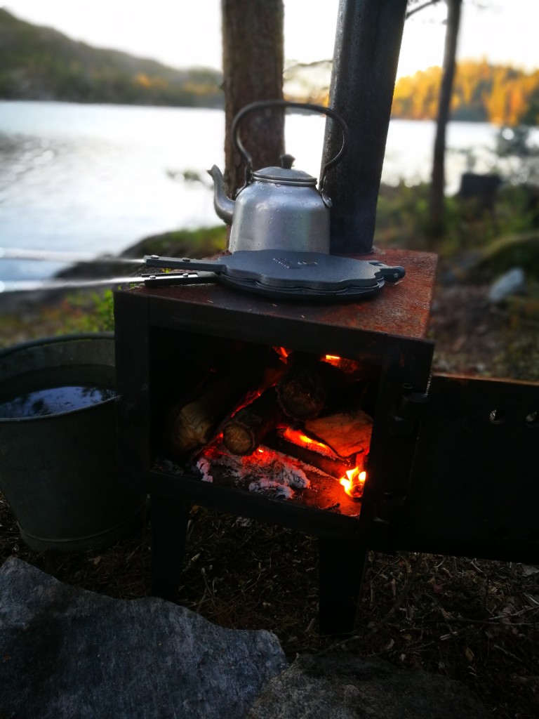 Når det er så tørt at det er risikabelt å fyre opp eit bål ute, kan ein løfte ut heile omnen og fyre opp der.  Så får ein bålkosen likevel.