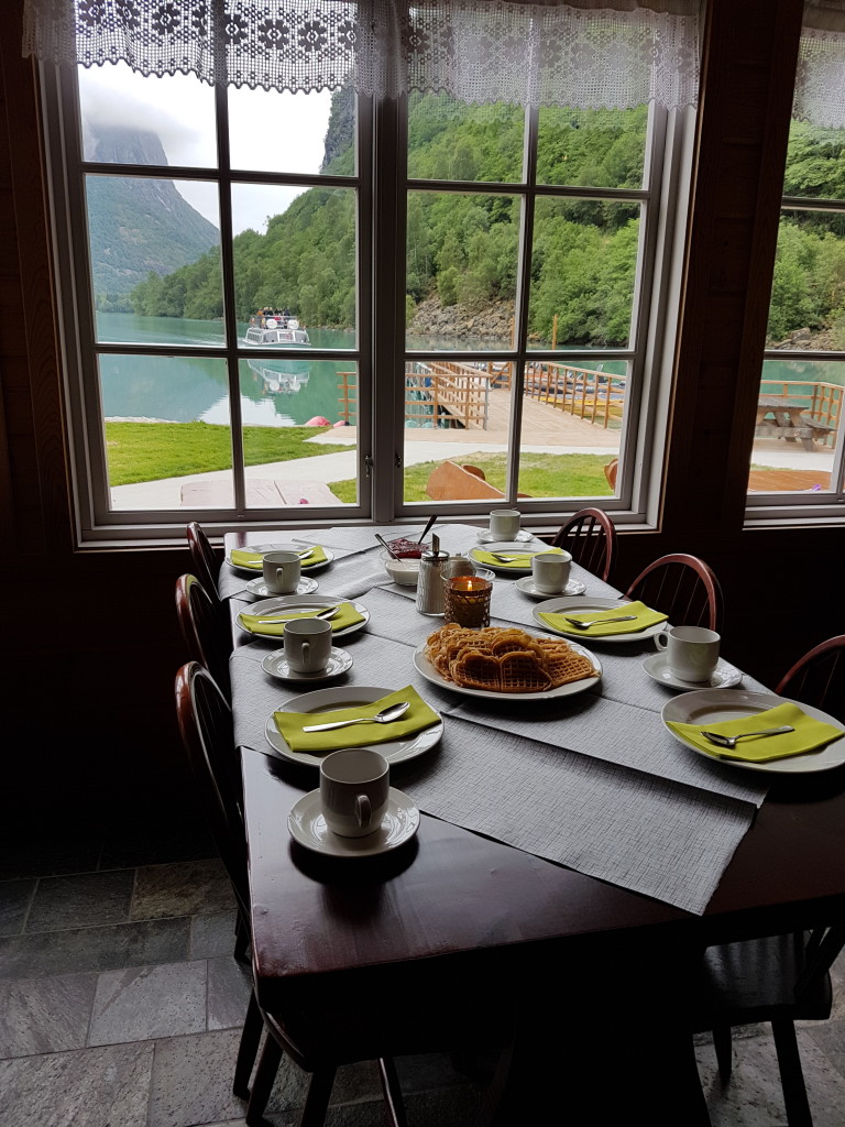 Innendørs sitteområde på Kjenndalstova.