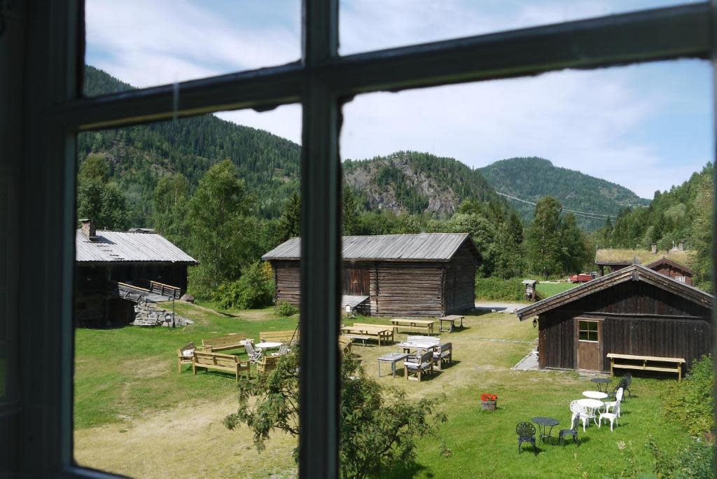 Sevletunet er en slektsgård i øvre Numedal, midt mellom Kongsberg og Geilo. Det er to fredede bygninger på tunet og mye historie og sjel i alle vegger. Vi forteller historiene om gården og den dramatiske fortellinga om "Sevleguten", og serverer hjemmelaget mat. Gro startet gårdsturisme på Sevle i 1997. Gjestegården drives av mor og datter Sevle - Gro og Margun, som er 5. og 6. generasjon. Vi tilbyr overnatting med hjemmelaget frokost og middag, i tillegg til å arrangere kulturhelger, kurs og seminarer. Vi tar også imot busser på rømmegrøt og spekemat. Hjertelig velkommen til gårds!